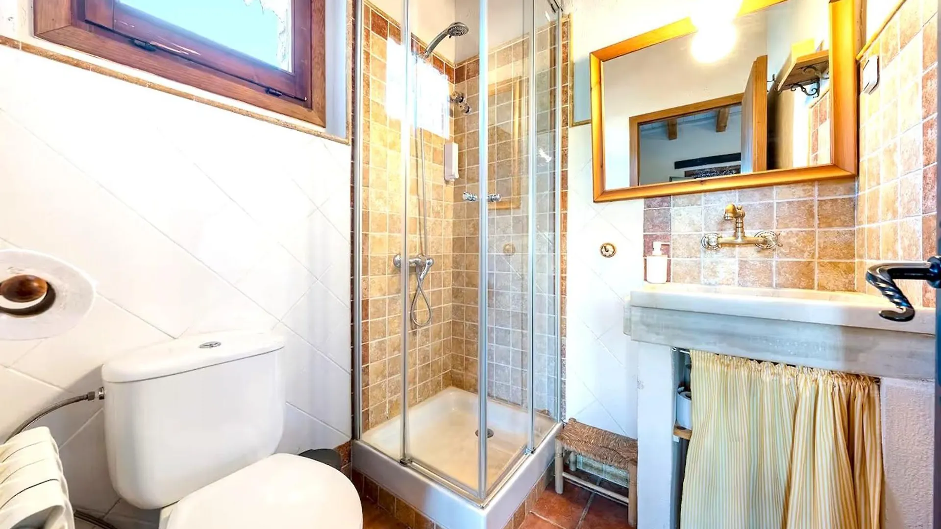 Spacious House With Private Pool In Rojals, For 12 People Casa vacanze Rojals